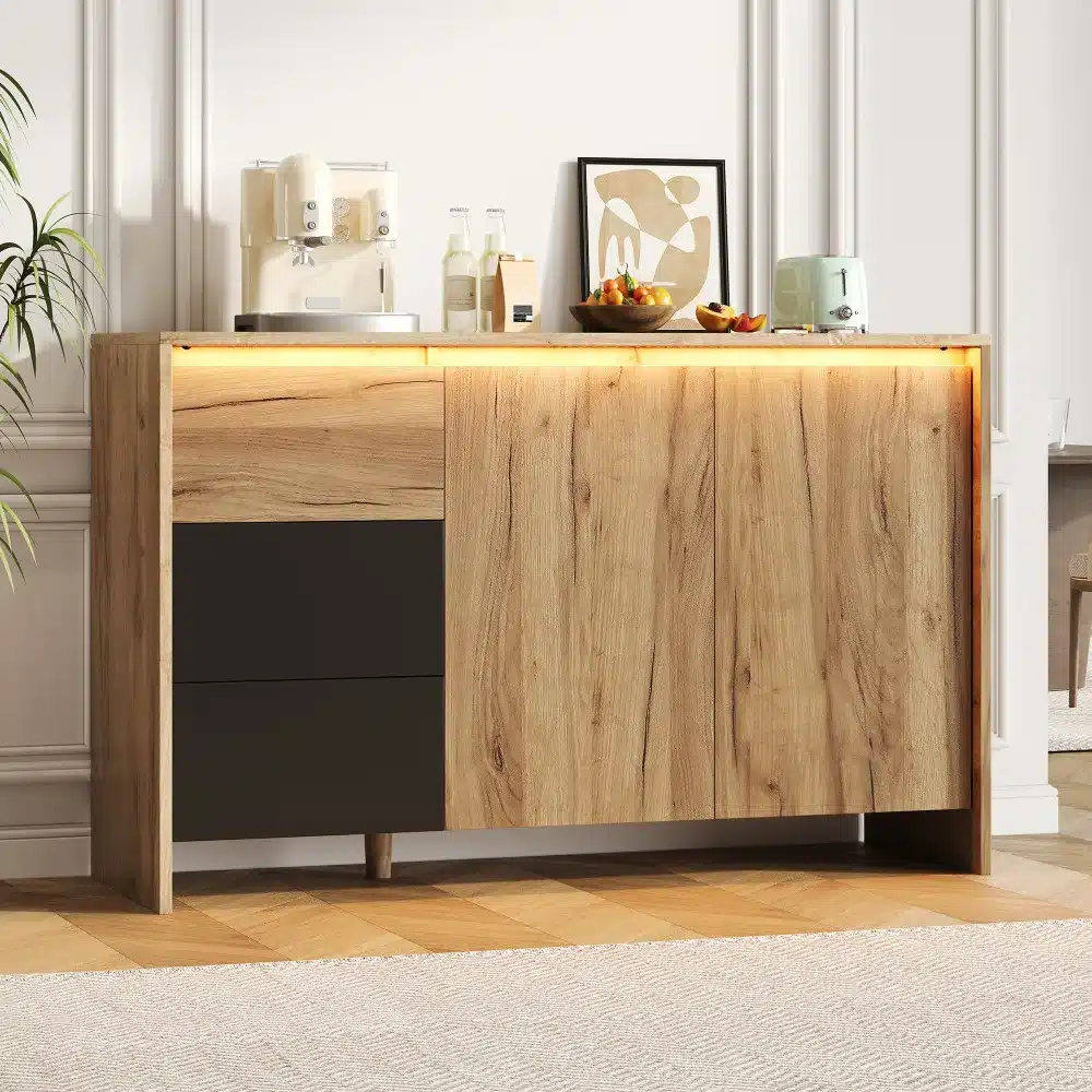 Pildil on elegantne puidust disain kummut LED valgustusega, mõõtudega 120x76x40 cm. Kummutil on hele puitviimistlus, mis annab sooja ja kaasaegse ilme, sobides ideaalselt nii elutuppa kui magamistuppa. Sellel on praktilised sahtlid ja kaunis taustavalgus, mis loovad hubase atmosfääri.