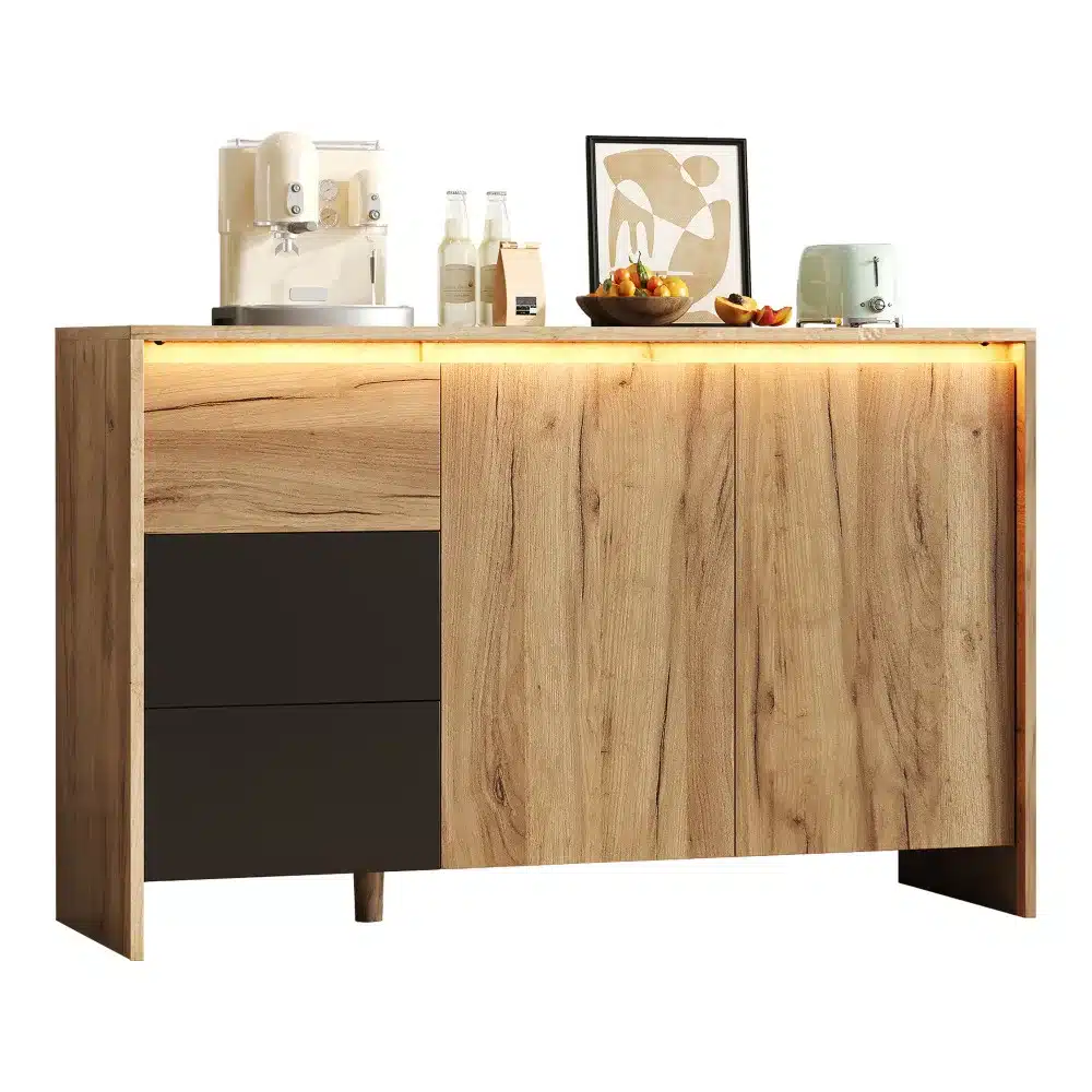 Pildil on elegantne puidust disain kummut LED valgustusega, mõõtmetega 120x76x40 cm. Kummut on kaunistatud loodusliku puidu tekstuuriga ning sisaldab mitmeid sahtleid ja kappe. Pealmisel pinnal on dekoratiivsed esemed, mis rõhutavad minimalistlikku stiili. Taustal on neutraalne sein, mis tõstab esile kapi kaasaegse disaini.