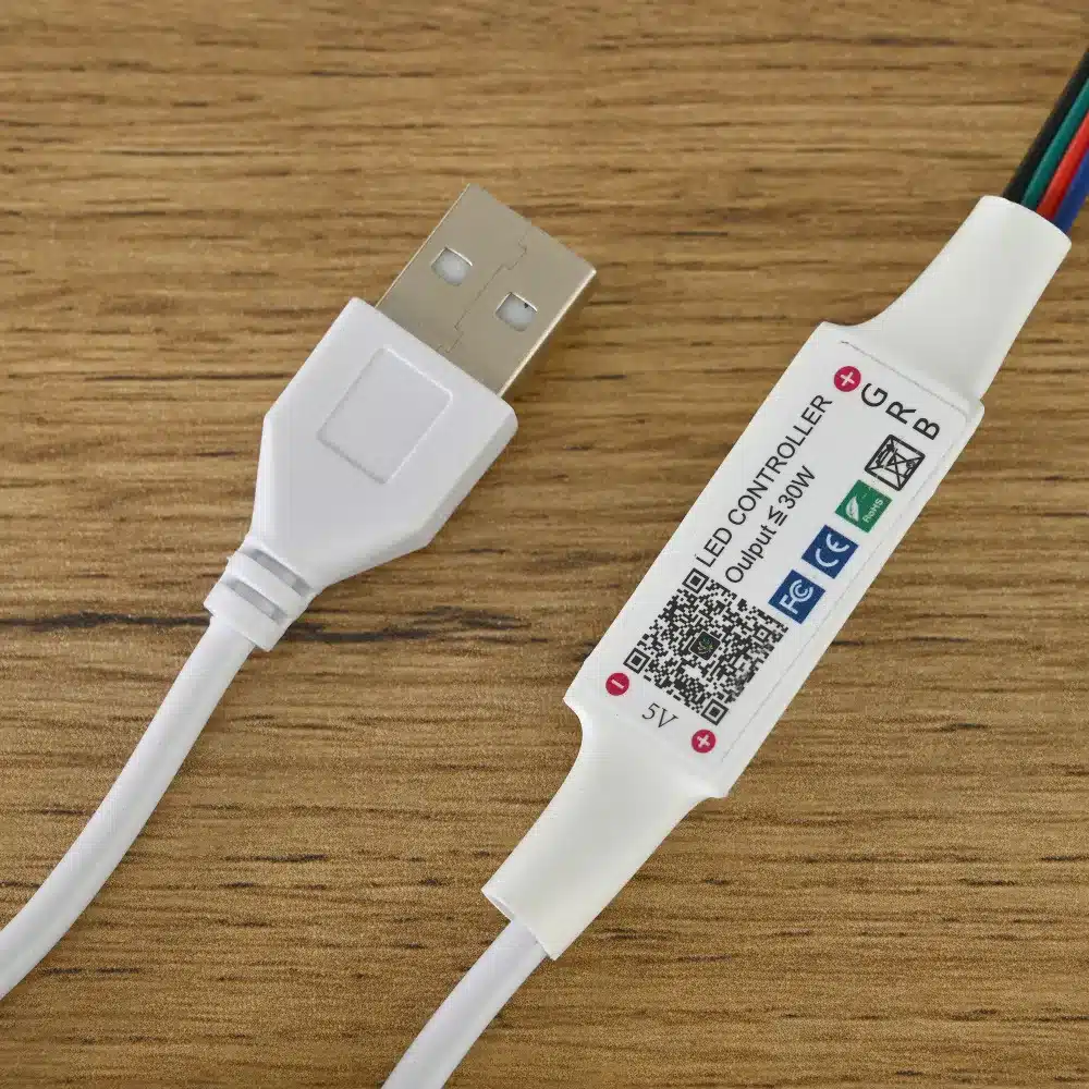 Valge USB toitekaabel ja LED-kontroller puitpinnal, seotud toote Puidust disain kummut LED valgustusega 120x76x40 cm juhtimisega.