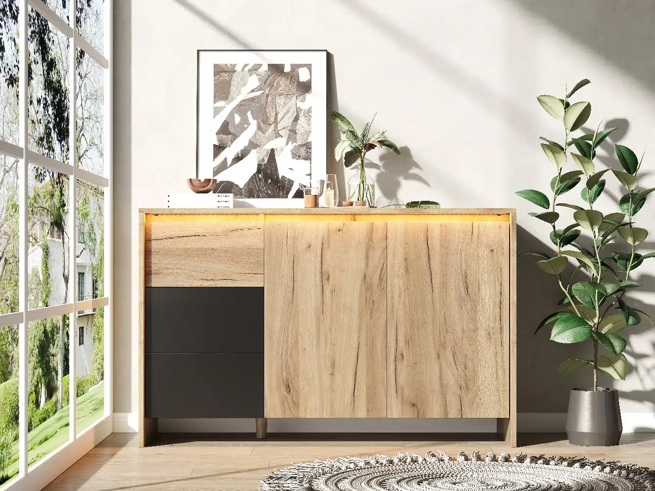 Puidust disain kummut LED valgustusega, mõõtmetega 120x76x40 cm, loodusliku viimistlusega valgusküllases ruumis. Kapi peal on kaasaegne kunstiteos ja dekoratiivsed esemed, lisaks roheline taim kõrval vasakul akna lähedal.
