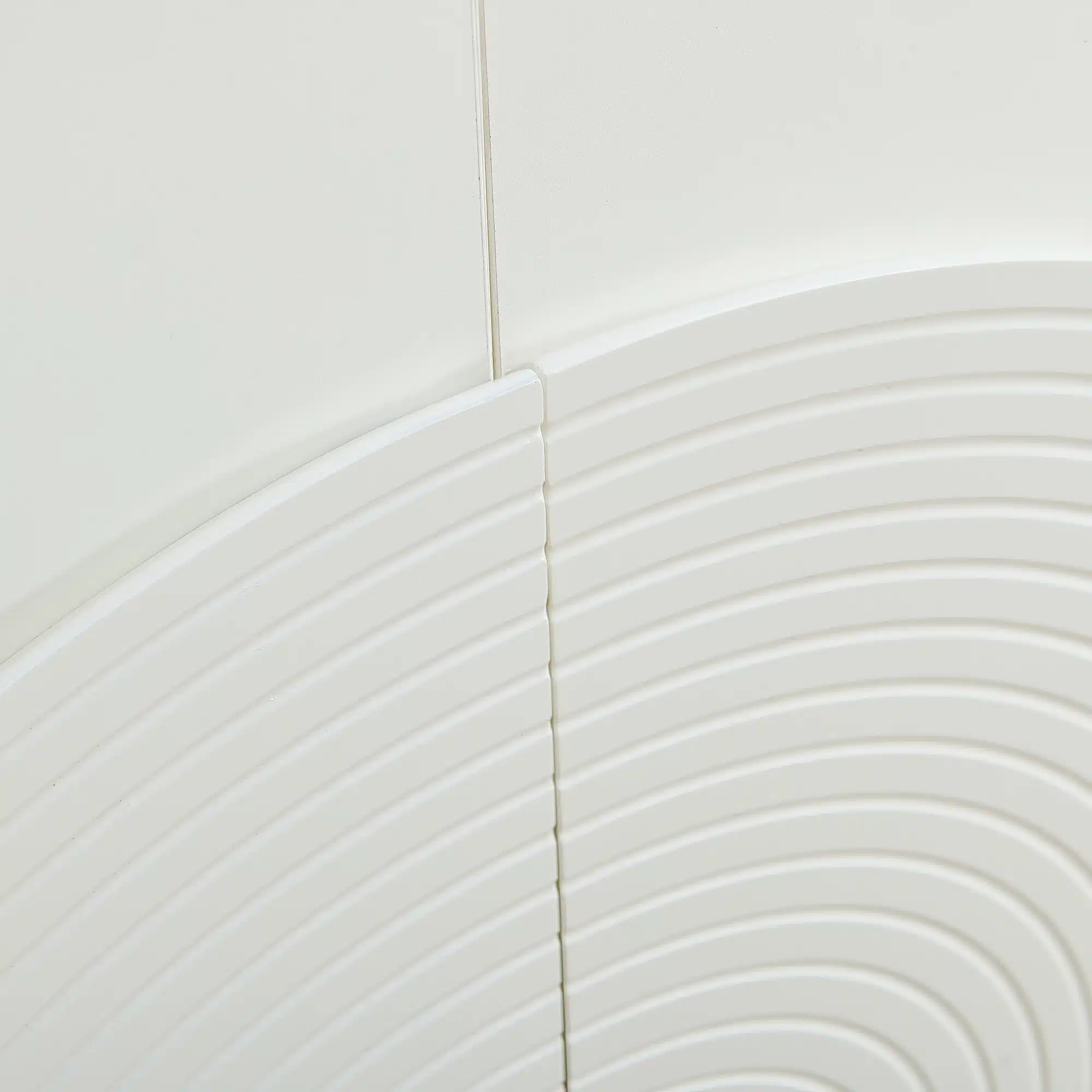 Lähivaade Valge kummut 160 cm matt viimistlus ja kaarjate ustega, näitab kaarelist tekstuuri ja minimalistlikku disaini.