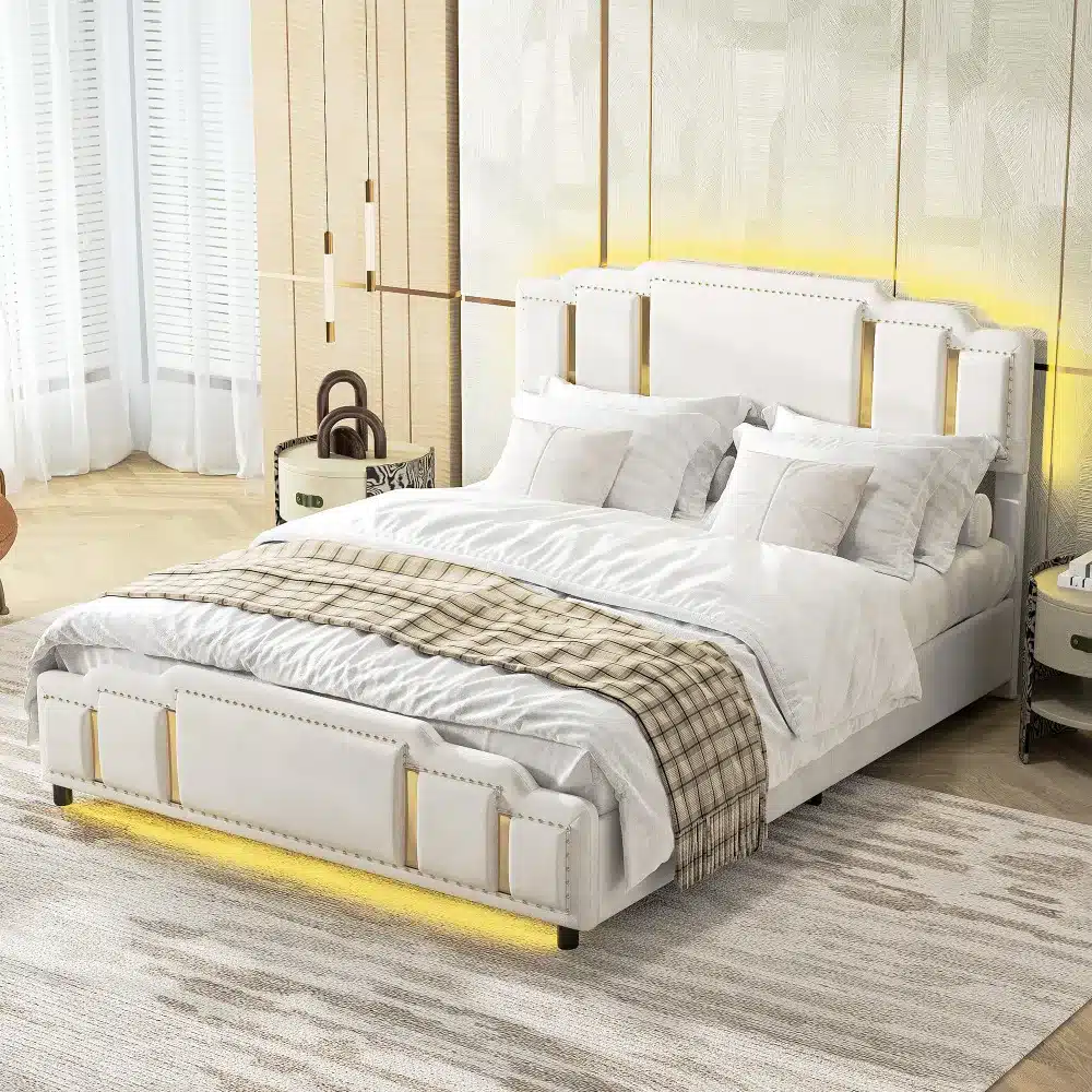 Elegantses magamistoas asuv kaheinimesevoodi 160x200 cm beežist velvetist, kaunistatud kuldsete detailidega, asetatud vaibale naast tapeetseinale.