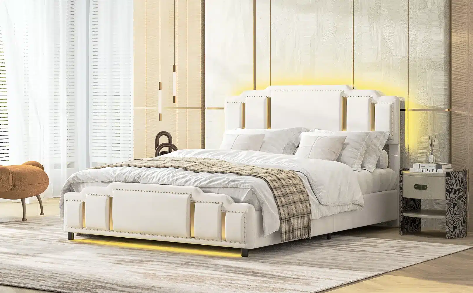 Elegantselt sisustatud magamistuba aastapäeva Kaheinimesevoodiga, mõõtudega 160x200 cm, beežist velvetkangast ja kullaga detailidega, asetatud pehme vaiba peale valgusküllases ruumis.