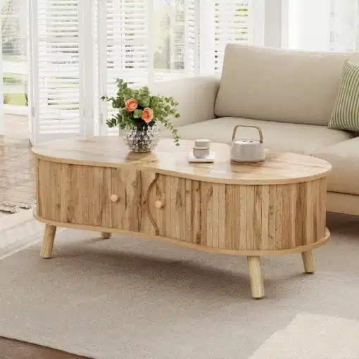 Diivanilaud puidumustriga, liugustega, täispuidust jalgadega | E-pood Tootemaailm Elegantselt disainitud diivanilaud puidumustriga, millel on liuguksed ja täispuidust jalad, paiknevad heledas ja avaras elutoas. Laud on kujundatud naturaalsest puidust, mille peal on dekoratiivne vaas rooside ja roheliste lehtedega, lisades rahulikku ja hubast miljööd.