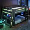 Narivoodi kirjutuslaua ja USB- ning LED-valgustusega 140x200 | E-pood Tootemaailm Narivoodi kirjutuslaua ja USB- ning LED-valgustusega 140x200, must ja roheline toon, koos sisseehitatud kirjutuslaudadega. Narivoodi asub kaasaegses lastetoas puitpõrandaga, seinal riiulid ja elektroonikatarvikud.