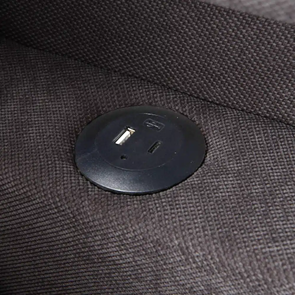 Diivanvoodi linase kattega, millel on integreeritud LED-USB pesad tumeda kanga taustal.