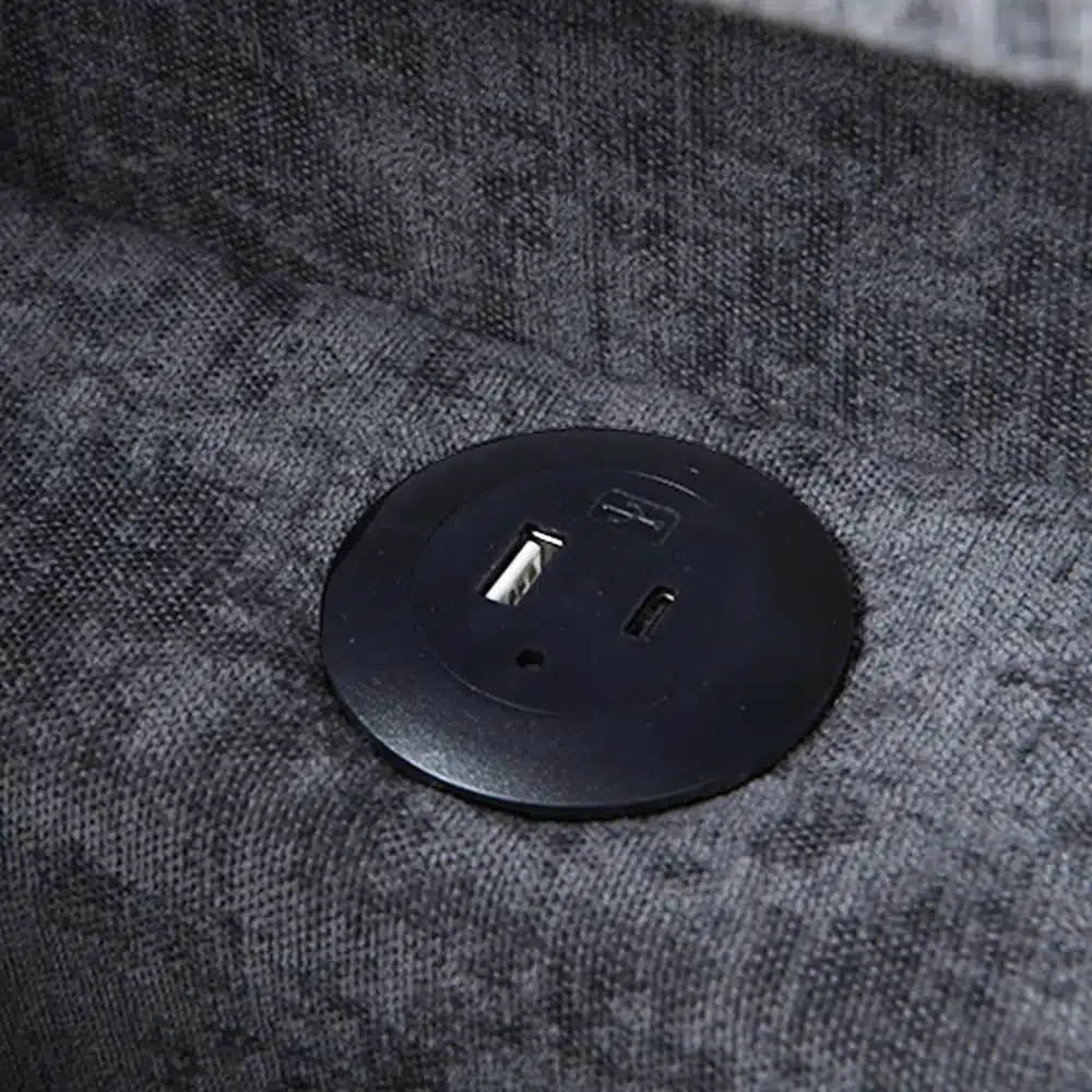 Diivanvoodi linase kattega, millel on näidatud integreeritud USB ja LED pesa. Tumehall linane kangas tausta peal rõhutab modernset stiili ja funktsionaalsust.