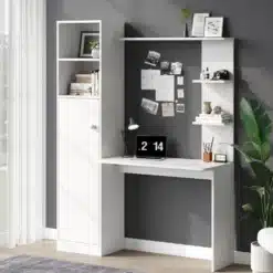 Valge Arvutilaud riiuliga kodukontorisse, suurusega 123,5×45×168,5 cm, musta seina taustal. Laual on sülearvuti ja lamp, riiulitel raamatud ja dekoratiivesemed. Valge ja halli kombinatsioon toob esile modernse ja puhta disaini.