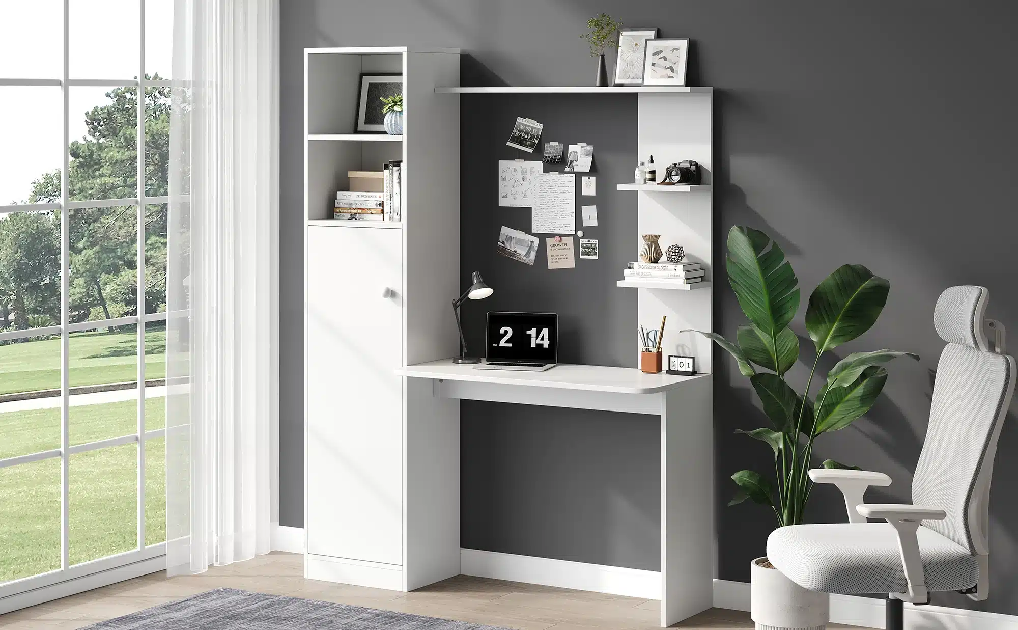 Valge arvutilaud riiuliga, mõõtmetega 123,5×45×168,5 cm, modernses hallis kodukontoris, koos mugava tooli, rohelise taime ja aknast paistva lopsaka aiaga.