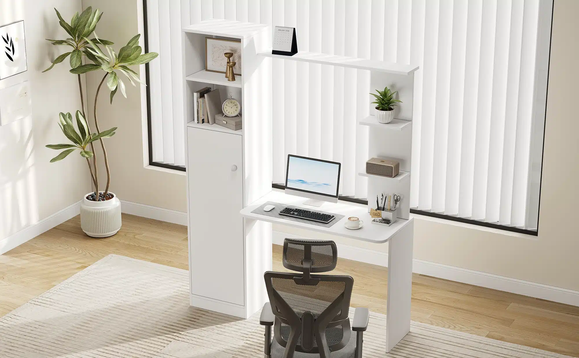 Stiilne Arvutilaud riiuliga valge 123,5×45×168,5 cm kodukontorisse, millel on integreeritud riiulid ja minimalistlik disain. Laud asub valges ja valgusküllases ruumis, millel on puitpõrand ja taimed akna all, luues kaasaegse ja korraliku töökeskkonna.