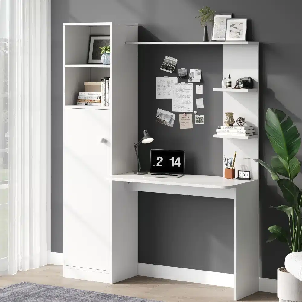 Arvutilaud riiuliga valge 123,5×45×168,5 cm kodukontorisse, mis koosneb valgest puidust lauast ja integreeritud riiulitest, halli seina taustal, kaunistatud taime ja raamatutega.