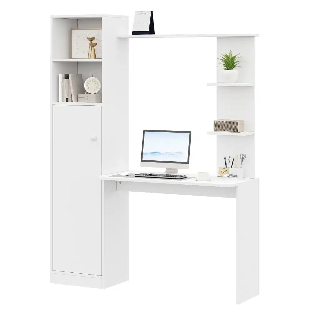 Valge arvutilaud riiuliga, mõõtudega 123,5×45×168,5 cm, millel on avatud riiulid ja suletavad kapid, ideaalne valik kodukontorisse. Lauale on asetatud monitor ja kirjatarbed, luues organiseeritud ja mitmekülgse tööruumi, mis sobib modernse stiiliga.