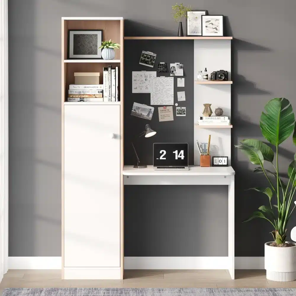 Stiilne Arvutilaud riiuliga valge 123,5×45×168,5 cm kodukontorisse halli seina taustal, millel on lauapind, mitmed riiulid ja kõrgem suletav kapp, sobilik kaasaegsesse koju.