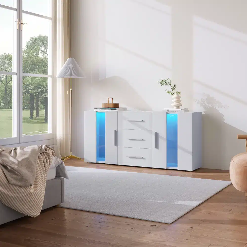 Valge Tv-alus led valgustusega ja mitmeotstarbeline hoiukapp, mõõtmetega 140x35x70 cm, paikneb kaasaegses elutoas, puidust põrandal ja suurte akende taustal. Kapil on sinine LED valgus ja minimalistlik disain.