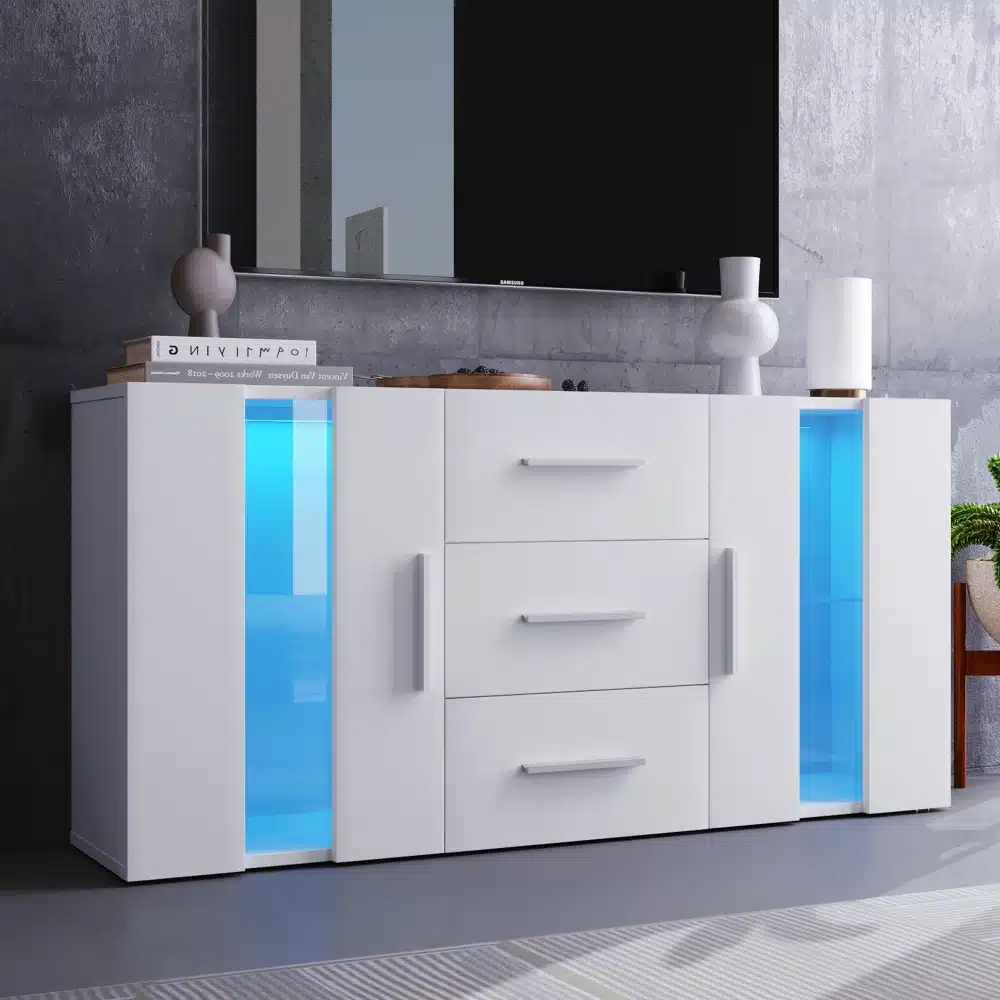Valge Tv-alus led valgustusega, kahesiniste klaasist paneelidega ja mitmeotstarbeline hoiukapp mõõtudega 140x35x70 cm, seisab kaasaegse elutoa hallil põrandal, mille taustaks on tume sein. Alusel on keskel kolm sahtlit ning külgedel kaks ust, ladusalt ühendades praktilisuse ja stiili eluruumis.