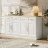 Puidust kummut 140 cm, neli sahtlit ja lükanduksed, suur mahutavus | E-pood Tootemaailm Valge puidust kummut, 140 cm lai, nelja sahtli ja lükandustega, sobitub elegantselt elutoa heledasse interjööri, esiplaanil dekoratiivsed esemed ja taim.