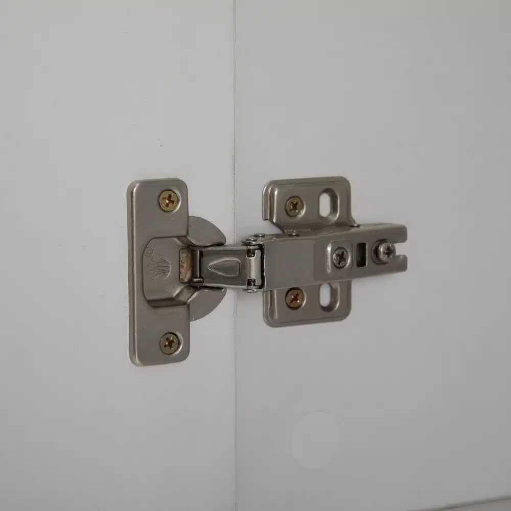 Puidust kummuti 140 cm lükanduste metallist hing peenel valgel taustal, võimaldades sujuvat avamist ja sulgemist.