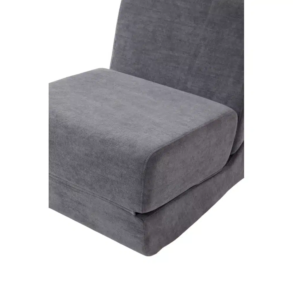 Lähedalt vaade halli värvi diivanvoodi materjalile, mis on kokkupandav ja mitmefunktsiooniline, ideaalne minimalistliku elustiiliga ruumidesse.