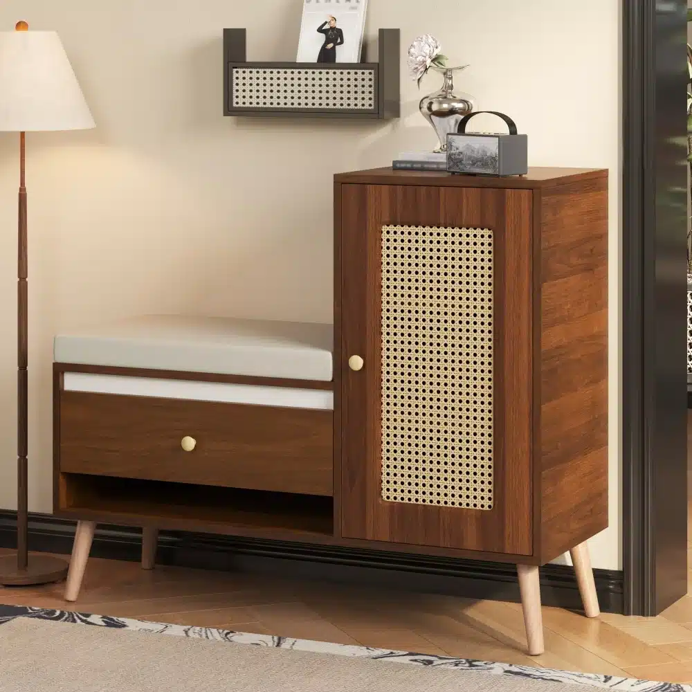 Kingapink rotangist pehmendusega ja avatud sahtlitega, valmistatud tumedast puidust koos beige pehmendusega, seisab modernses esikus puidust põrandal, kõrval lamp ja dekoratiivne riiul.