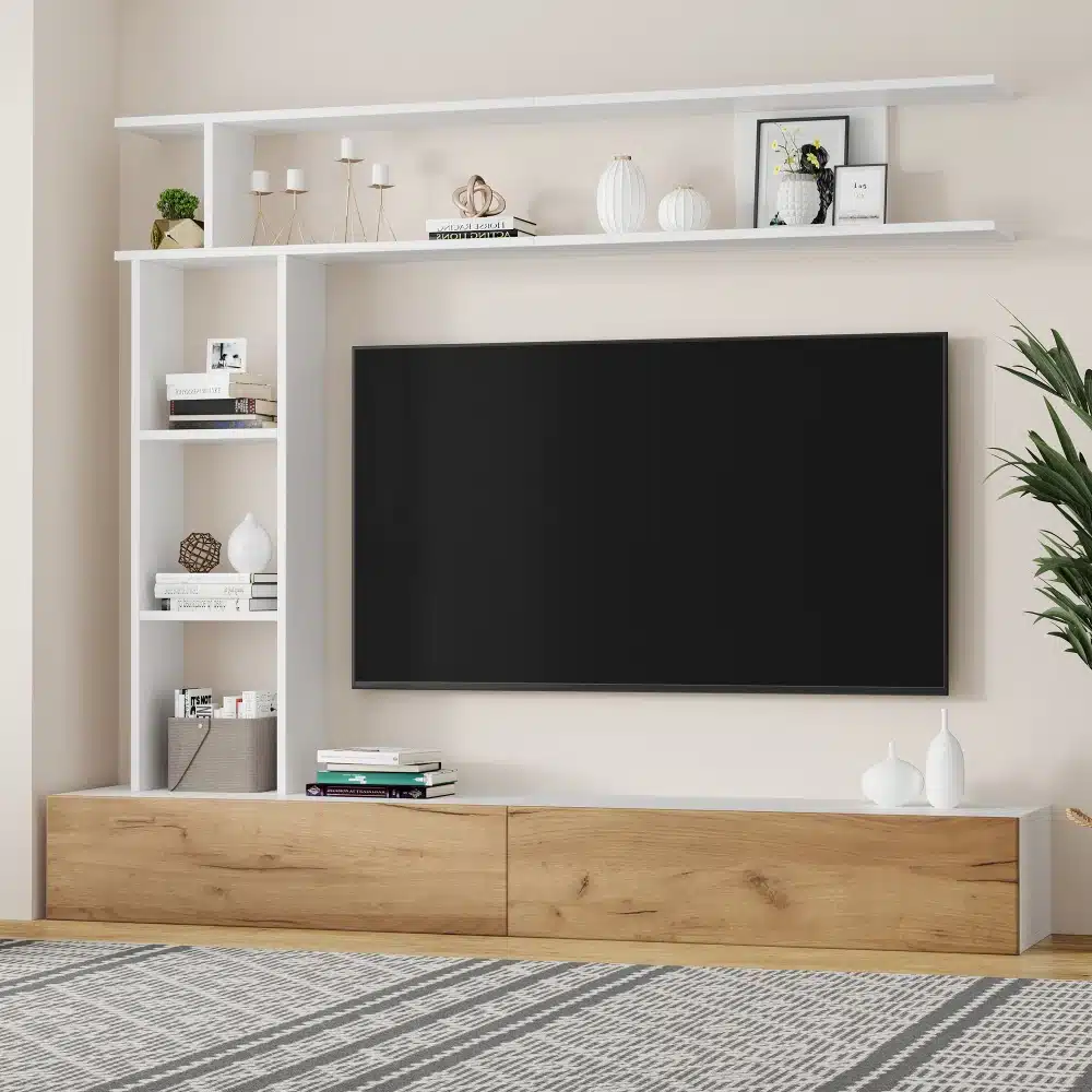 Tv-alus seinariiulitega modernses stiilis 180x35x22,5 cm, valge ja helepruuni viimistlusega, minimalistliku disainiga elutoas, millel on dekoratiivsed esemed ja raamatud riiulitel.