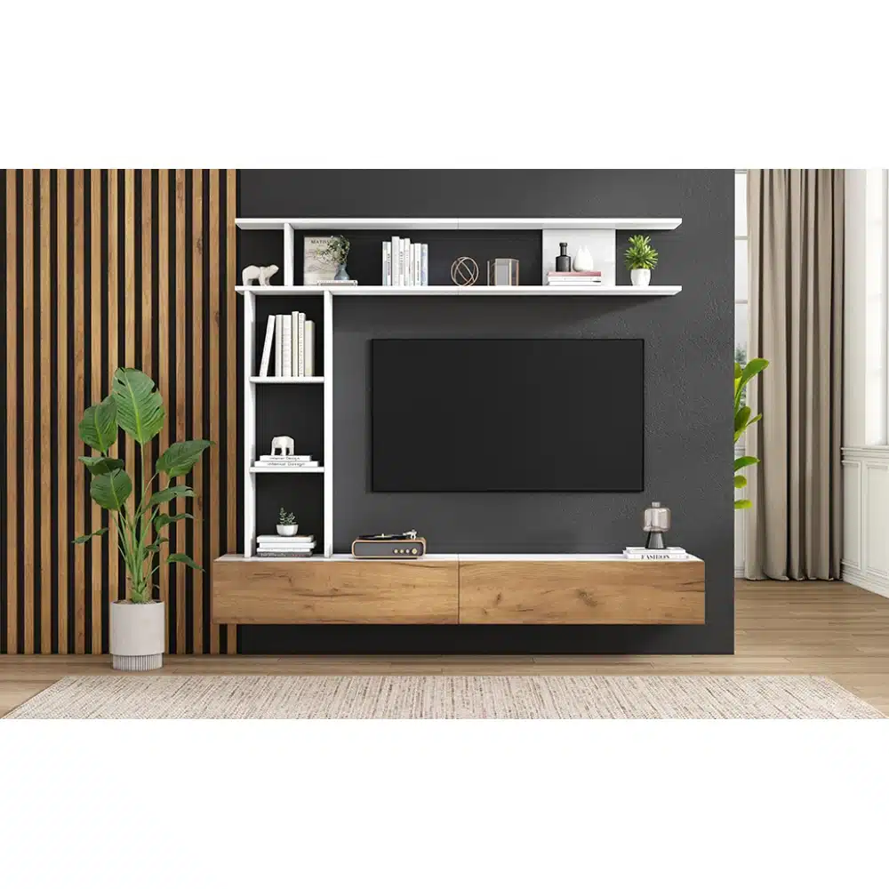 Tv-alus seinariiulitega modernses stiilis, valmistatud puidust ja metallist, mõõtmetega 180x35x22,5 cm. Alus on paigutatud minimalistliku musta seina taustale, külgedel valged riiulid ja dekoratiivsed esemed. Ruumi täiendab roheline toalill ja päevakardinad, luues hubase interjööri.