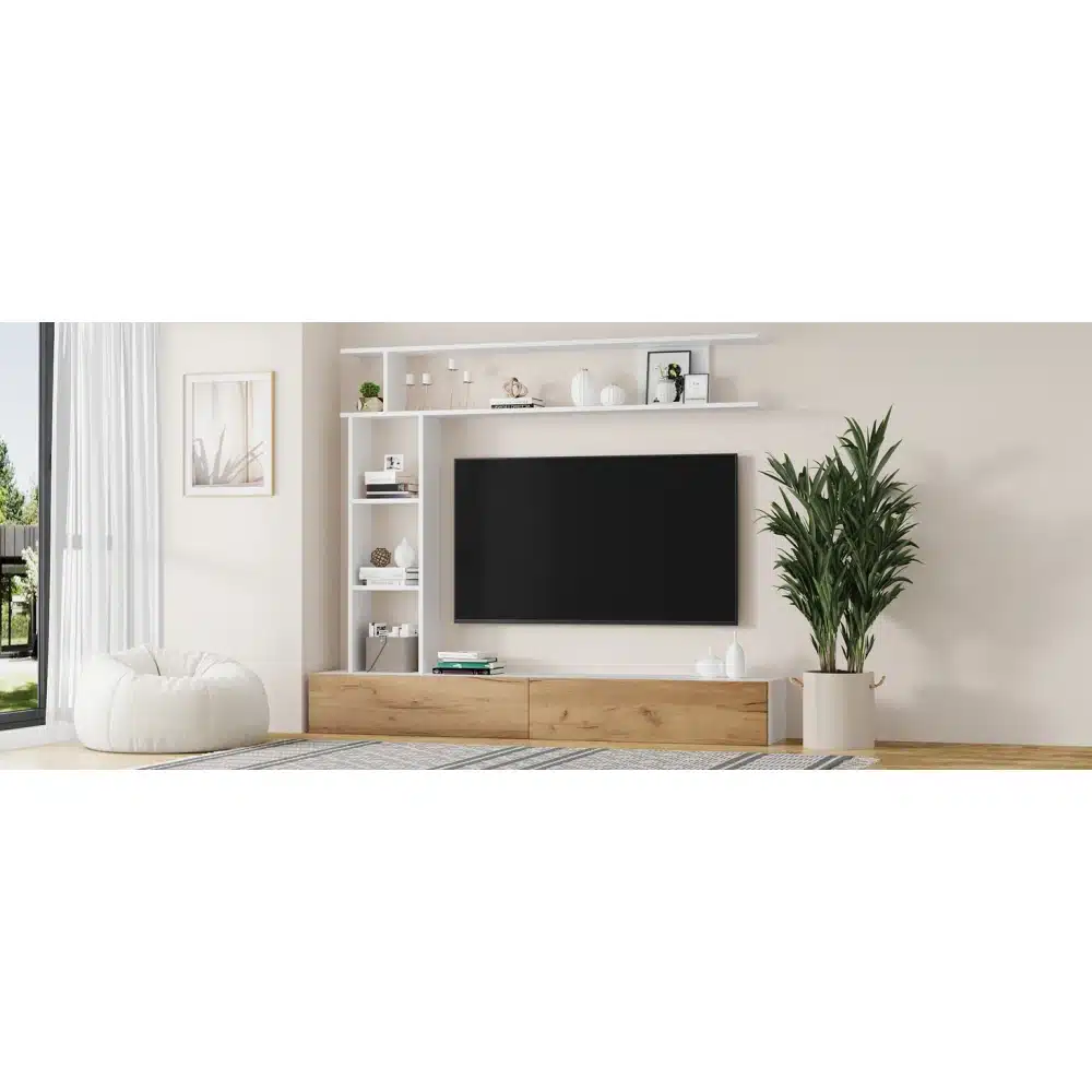 Tv-alus seinariiulitega modernses stiilis 180x35x22,5 cm, milles on valge ja puidutooni kombinatsioon elutoas, suure televiisori ja dekoratiivsete esemete taustal.