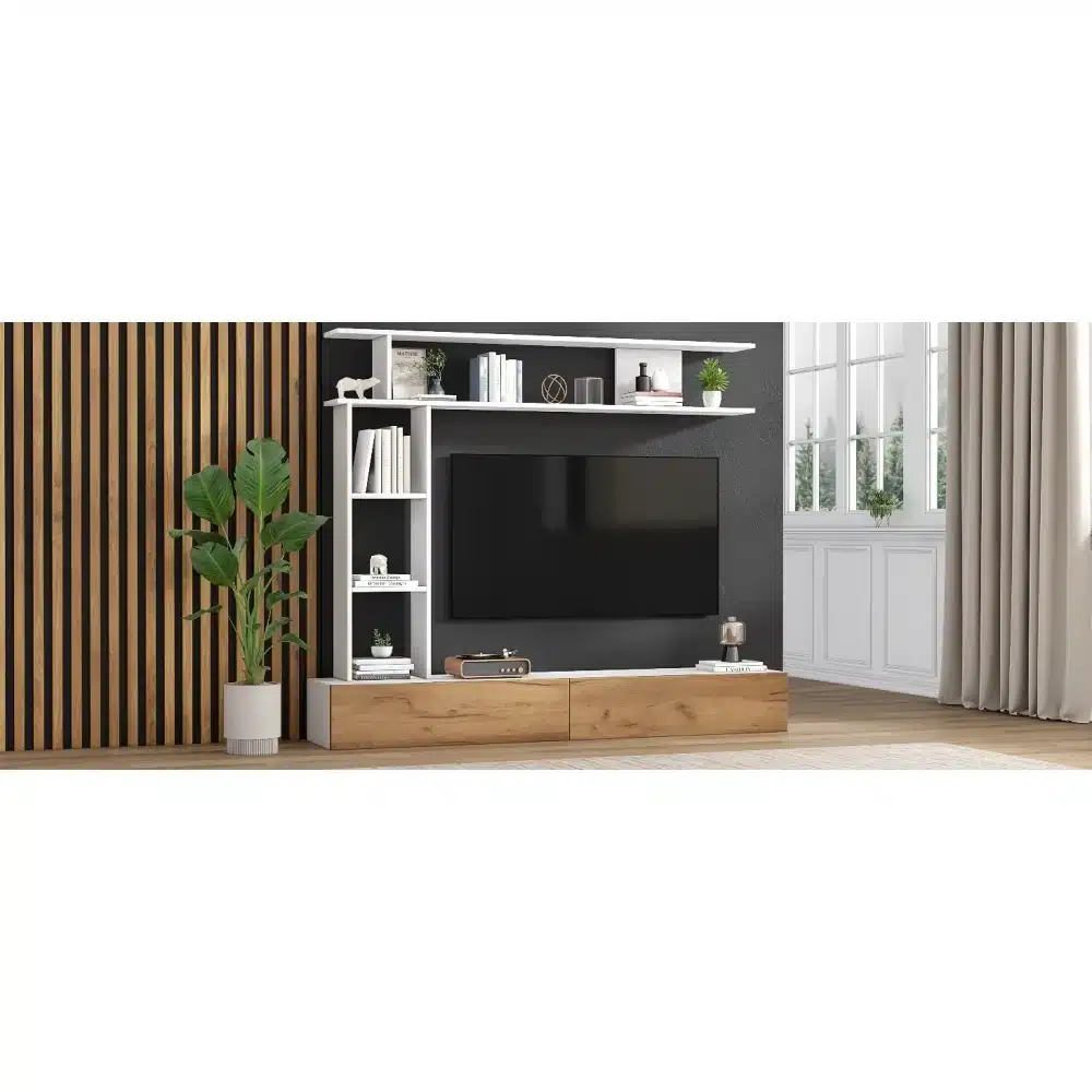 Tv-alus seinariiulitega modernses stiilis, mõõtmetega 180x35x22,5 cm, paigutatud avarasse elutuppa. Mööbel on valmistatud elegantse kombinatsiooniga valgest ja puidust, pakkudes mitmekesiseid riiuleid ning mahukaid sahtleid teleri all. Taustal on puidust sein ja suur aken koos kardinatega.