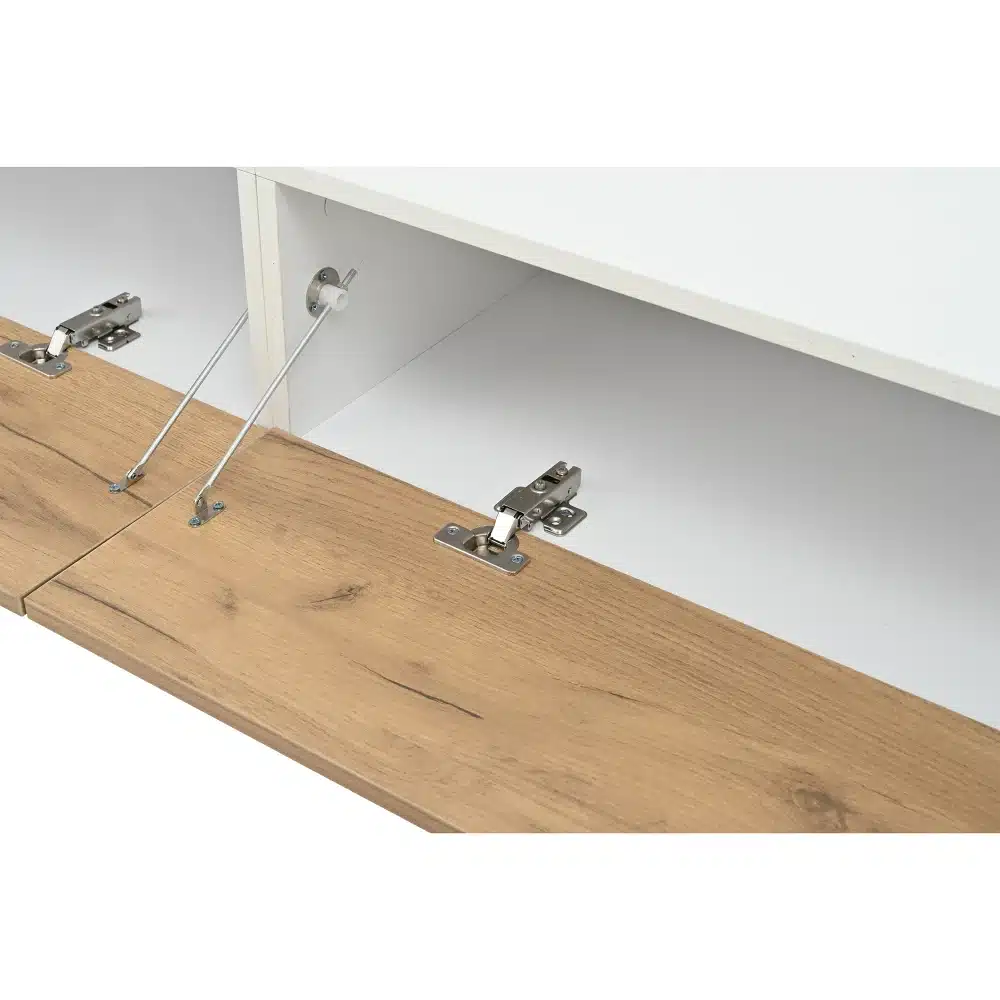 Detailne vaade Tv-aluse seinariiulitega modernses stiilis 180x35x22,5 cm ukse mehhanismile ja puiduviimistlusele. Mööbel on valmistatud heledast puidust ning valge korpusega.