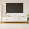Tv-alus nikerdatud tekstuuriga madal disain | E-pood Tootemaailm Valge ja kuldsete jalgadega Tv-alus nikerdatud tekstuuriga, madal disain, minimalistlik elutoamööbel kaasaegses heledas sisekujunduses, taustal suur teler seinal.