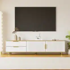Valge ja kuldsete jalgadega Tv-alus nikerdatud tekstuuriga, madal disain, minimalistlik elutoamööbel kaasaegses heledas sisekujunduses, taustal suur teler seinal.