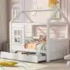 Laste voodi sahtlite ja aknaga Laste voodi sahtlite, akna ja kukkumiskaitsega, valge puitmaterjal, pastelsed seinad, pehmed tekstiilid ja sisseehitatud sahtlid esiplaanil.