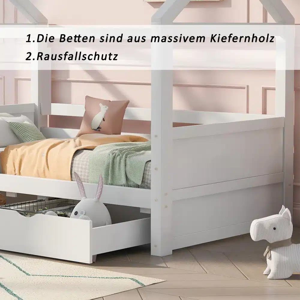 Valge laste voodi sahtlite, akna ja kukkumiskaitsega asub pastelsetes toonides lastetoas. Voodi all on praktilised sahtlid mänguasjade hoiustamiseks ning kaasaegne disain loob turvalise ja mugava uneala. Taustal on pehme beež sein ja põrandal hele vaip.