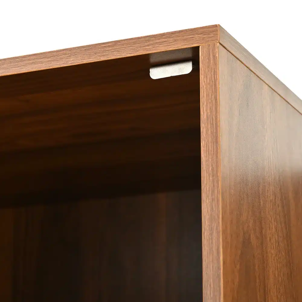 Garderoobikomplekt peegliga ja LED-valgustusega, kuldsete nagidega, millel on detailne vaade puidust nurgale ja peen viimistlus. Naturaalne pruun toon loob elegantse ja kaasaegse ilme esikusse.