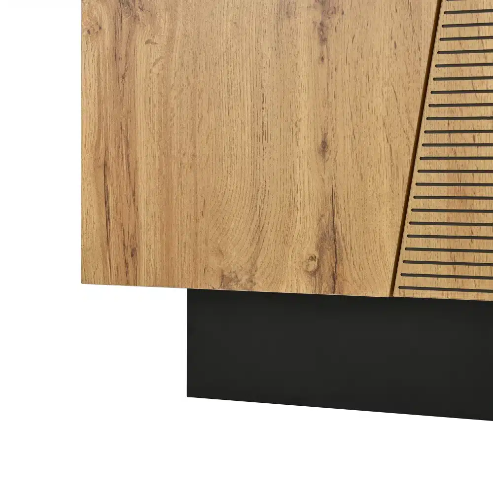 Detailne vaade Elutoa kummuti 160 cm puidust pinnale geomeetrilise disainiga ja mustale alusele. Kapp on helepruuni puitvärvusega ja sellel on kaasaegne viimistlus.