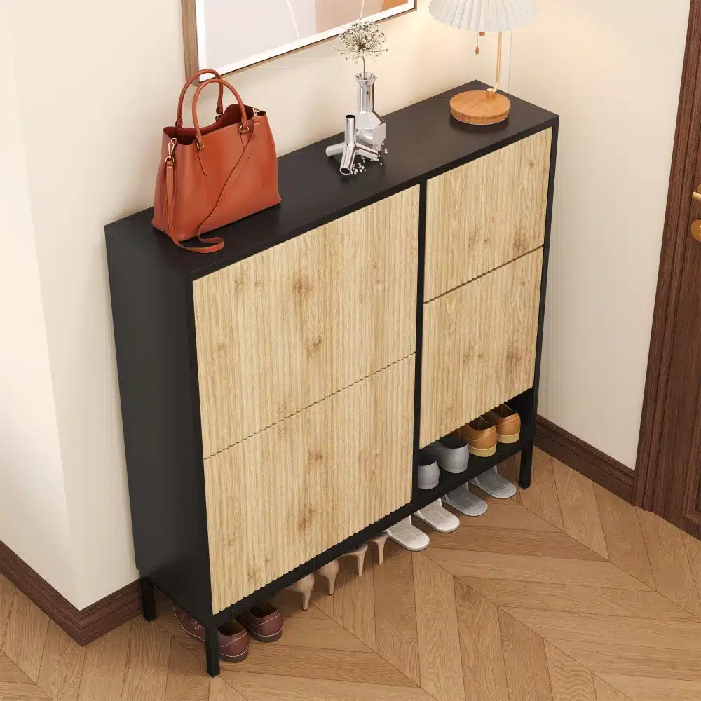 Stiilne must ja heledast puidust kingakapp kolme klapiga ja avatud riiuliga, mis sobitub elegantselt esikunurka. Kapil on ruumikas pealispind koos erinevate dekoratiivesemetega.