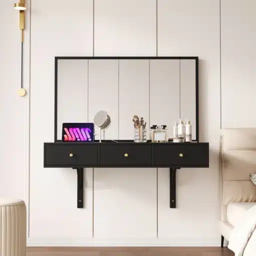 Meigilaud peegli ja 3 sahtliga, pistikupesad ja joogitopsi hoidja | E-pood Tootemaailm Stiilne must meigilaud peegli ja kolme sahtliga elegantse valge seina taustal. Laud on varustatud pistikupesade ja joogitopsi hoidjaga, mille peal on ilutooted ja miniatuurne peegel.