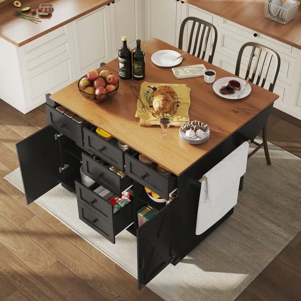 Köögikapp - laud ratastel suurte panipaikade, sahtlite ja puidust restiga, hele puit pind, mustad sahtlid ja uksed, modernses köögikeskkonnas, kaunistatud toidu ja tarvikutega.