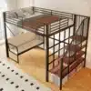 Narivoodi metallraamiga 140x200 cm panipaiga ja turvatrepiga | E-pood Tootemaailm Metallist loft-voodi trepi ja all asuva diivaniga heledas toas