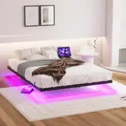 Kaasaegne voodi LED-valgustusega magamistoas, valge voodipesu ja tume tekk