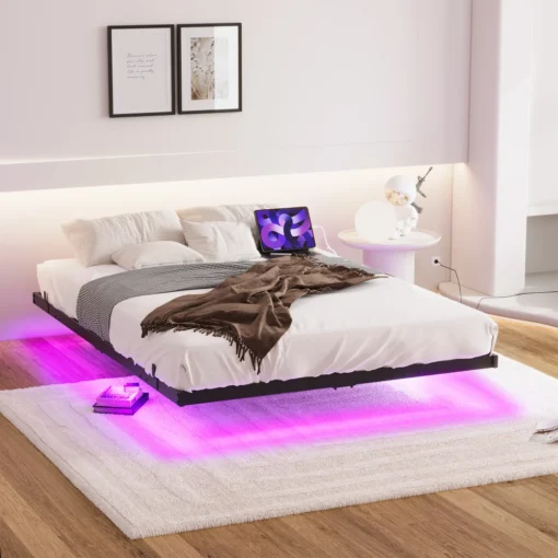 Voodi raam 120x200 led-valgustuse ja laadimisjaamaga metallist | E-pood Tootemaailm Kaasaegne voodi LED-valgustusega magamistoas, valge voodipesu ja tume tekk