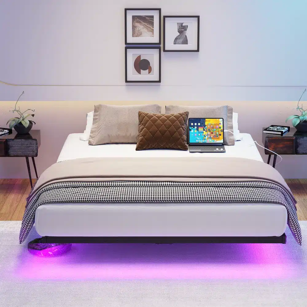 Moodne valge voodi LED-valgustusega, patjade ja pleediga magamistoas