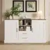 Puidust kummut valge ja pruuni nikerdatud viimistlusega 140x40x79,5 cm | E-pood Tootemaailm Valge puidumustriga puhvetkapp sahtlite, riiulite ja kahe uksega, dekoratiivsete esemete ja lampidega