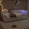 Päevavoodi 90x200cm kahe sahtliga ja LED valgustusega | E-pood Tootemaailm Hele tooniga polsterdatud voodi, pehme voodipesu, dekoratiivpadjad ja LED-valgustusega magamistuba