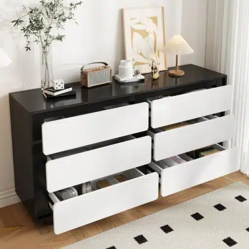 Kummut 6 sahtliga modernne disain 140×38×74,5 cm | E-pood Tootemaailm Mustvalge kuue sahtliga kummut musta pealsega elutoas