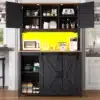 Köögikapp liugustega ja LED valgustusega 115×40×174,7 cm | E-pood Tootemaailm Must köögikapp avatud uste ja riiulitega, kollase taustaga tööpinnal