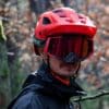 Maastikukiiver sinine suurus L matt viimistlusega | E-pood Tootemaailm Punane kiiver ja punaste klaasidega kaitseprillid peal olev mees metsas