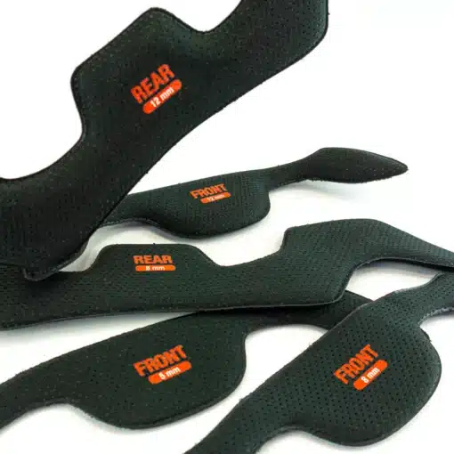 Linnakiiver must camouflage, suurus M/L | E-pood Tootemaailm Mustad perforeeritud sisetallad, millel on oranžid märgised FRONT ja REAR eri paksustega