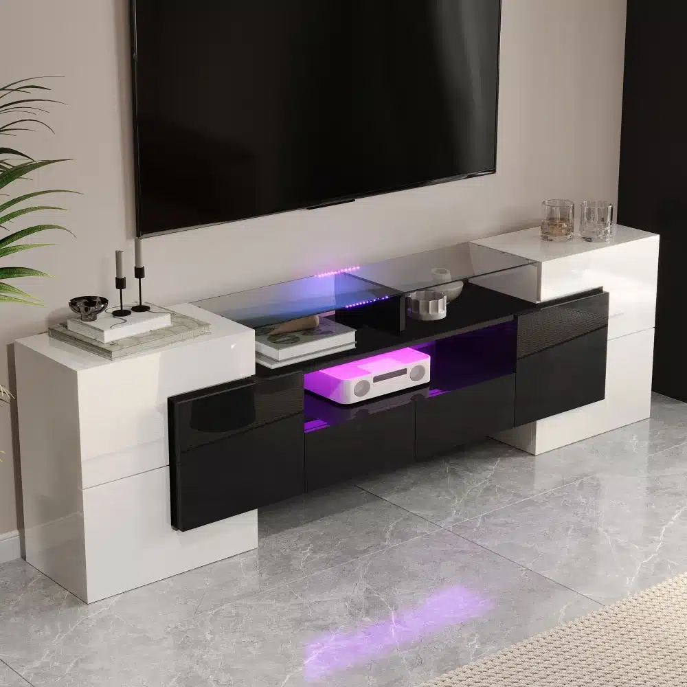 Must-valge TV-alus riiulite ja LED-valgustusega elutoas
