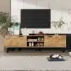 Tv-alus kahe ukse ja kahe avatud riiuliga elutuppa | E-pood Tootemaailm Puidust telerialus mustade jalgadega, dekoratiivesemete ja taimede vahel elutoas
