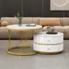 Kaks modernset marmormustriga diivanilauda elutoas, kuldsete detailidega